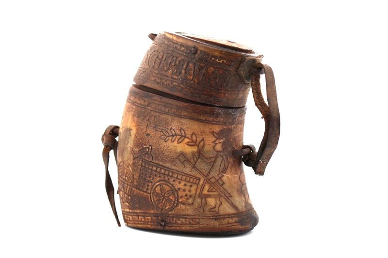 Antikes Pulverhorn aus Horn – Gravierte Jagdszene, um 1700