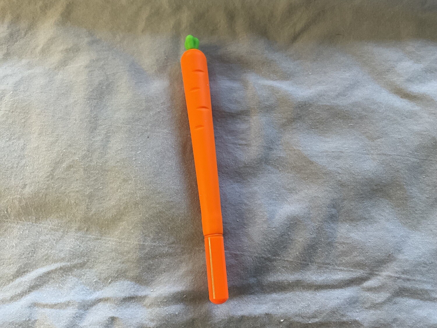 Cute cartoon simulation vegetable carrot black gel pen.