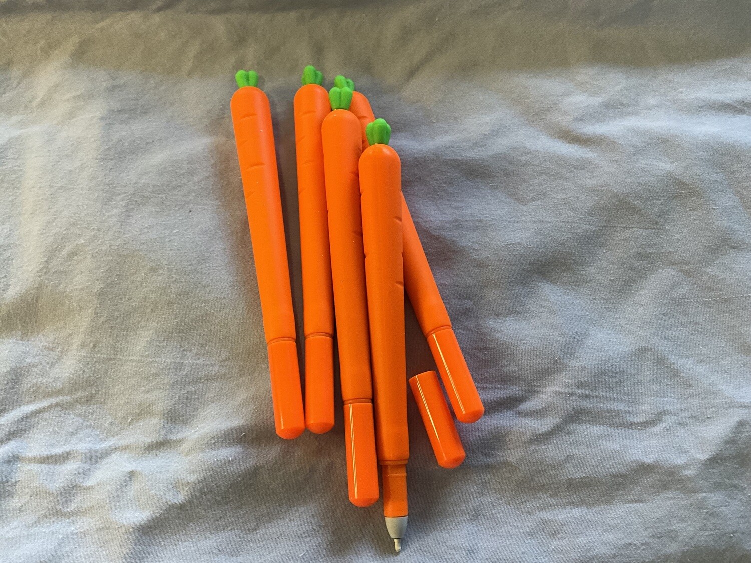 Cute cartoon simulation vegetable carrot black gel pen.