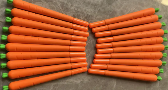 Cute cartoon simulation vegetable carrot black gel pen.