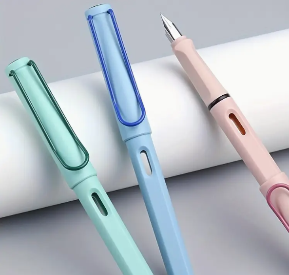 Stylish Plastic Fountain Pen with refill for ink