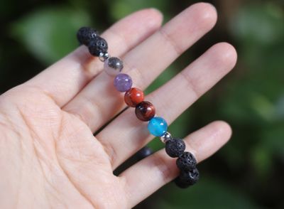 Pulsera de piedra volcánica con piedras varias