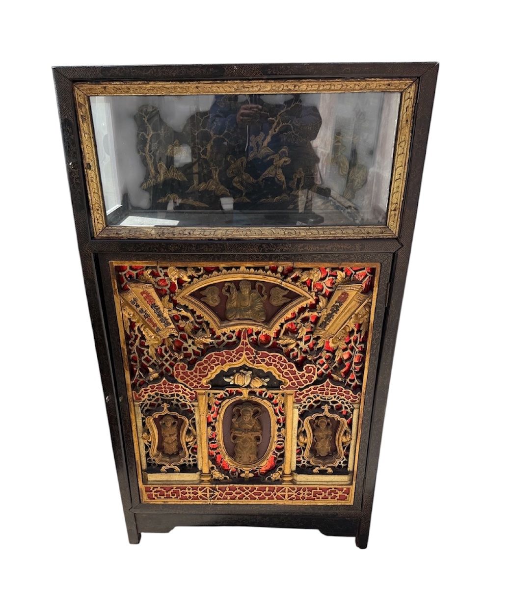 Important cabinet vitrine vietnamien ancien – vers 1900 – bois laqué et doré