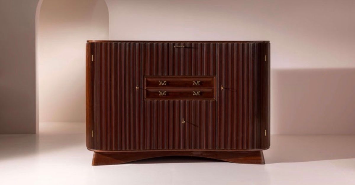 OSVALDO BORSANI (1911-1985) – Cabinet en chêne avec portes ,tiroirs ,Italie 1945
