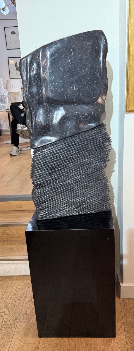 Janou Serée (née en 1949) – Sculpture originale en marbre noir, taille directe