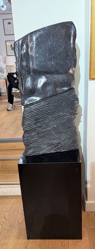 Janou Serée (née en 1949) – Sculpture originale en marbre noir, taille directe