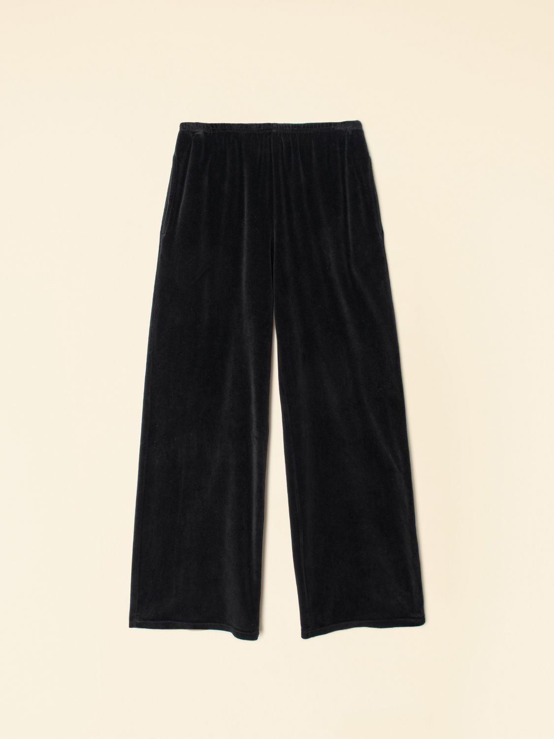 Xirena Mavis Velour Sweatpant in Black