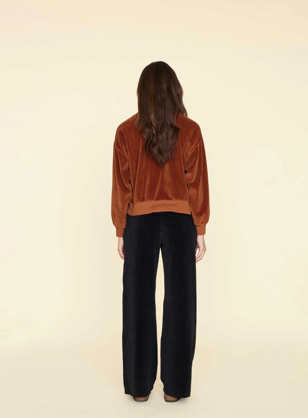 Xirena Mavis Velour Sweatpant in Black