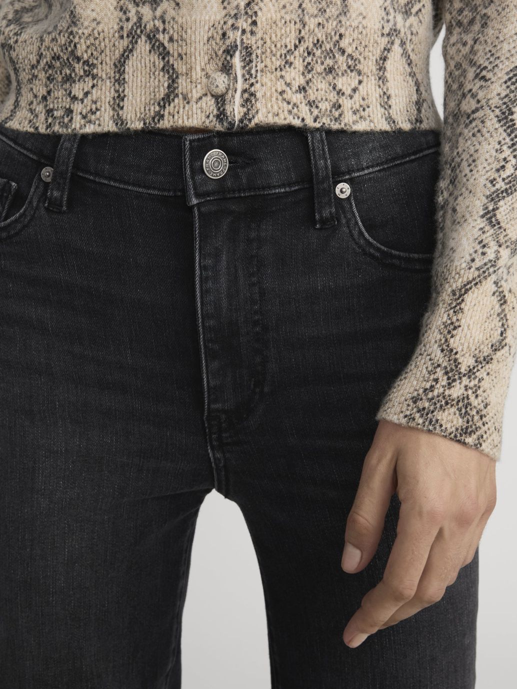 Frame Le Sleek Straight Jean in Starship