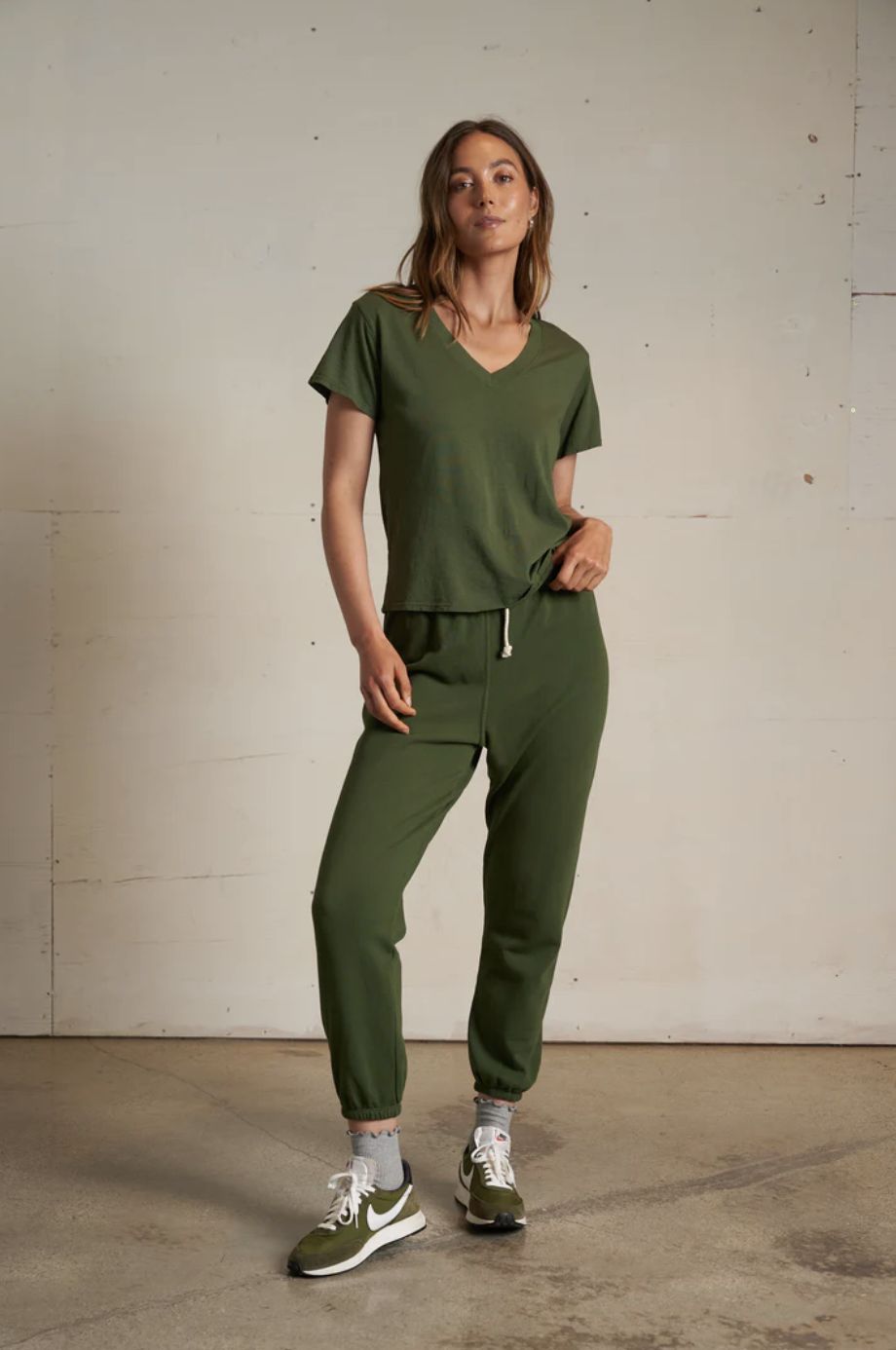 Perfect White Tee Hendrix V-Neck in Fern