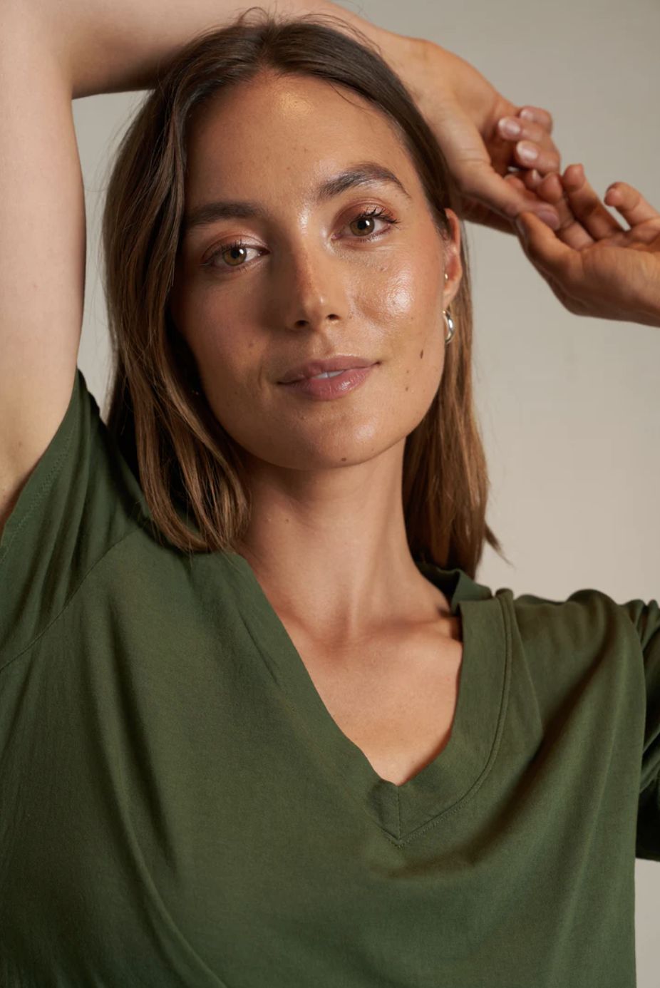 Perfect White Tee Hendrix V-Neck in Fern