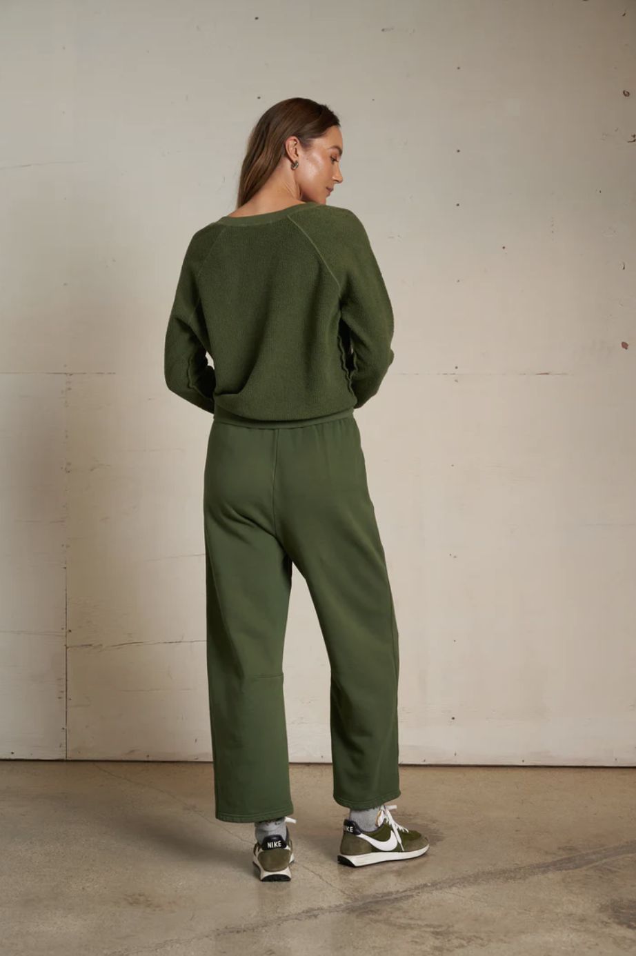 Perfect White Tee Zuri V-Neck Sweatshirt in Fern