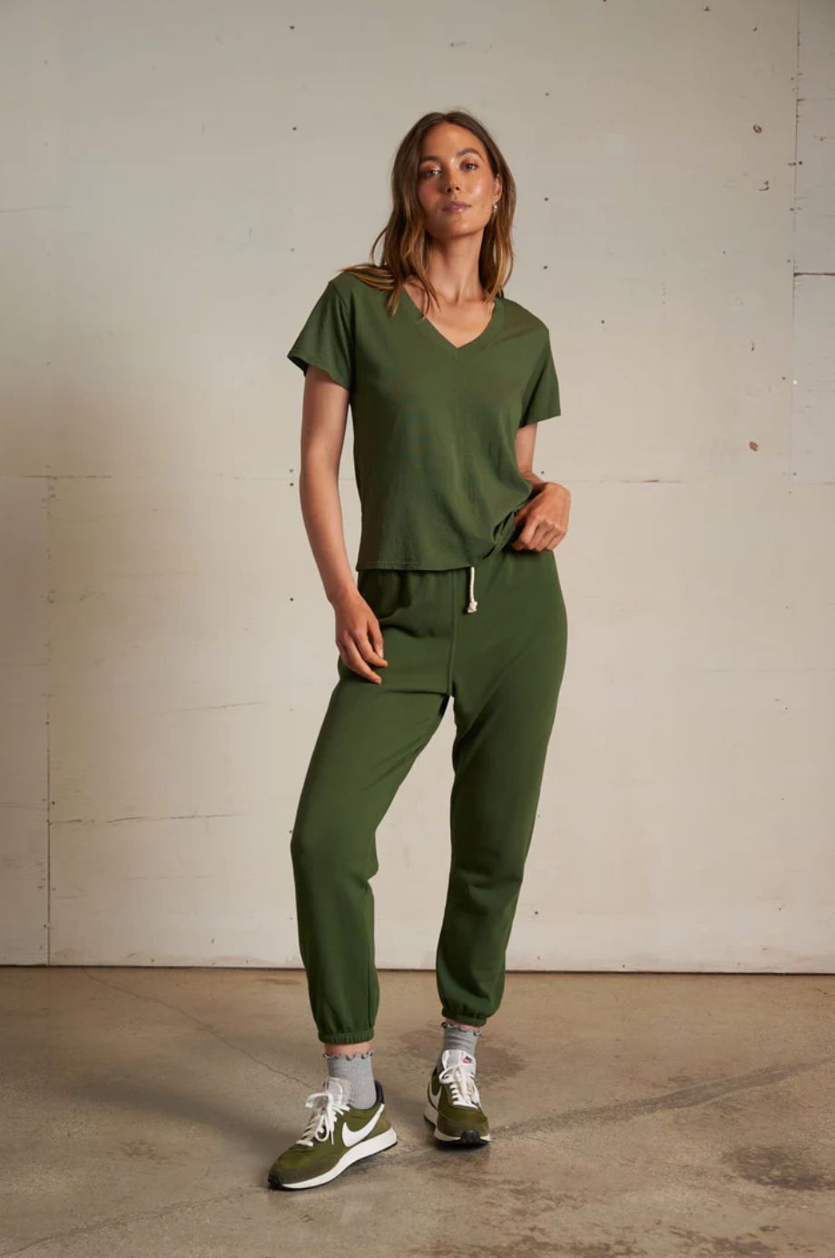 Perfect White Tee Hendrix V-Neck in Fern