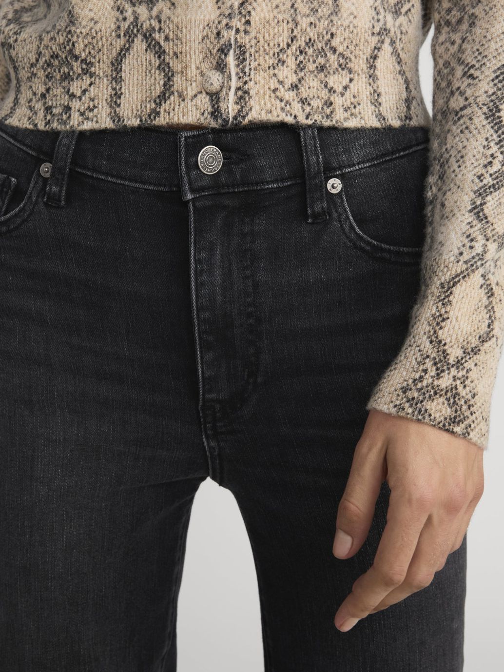 Frame Le Sleek Straight Jean in Starship
