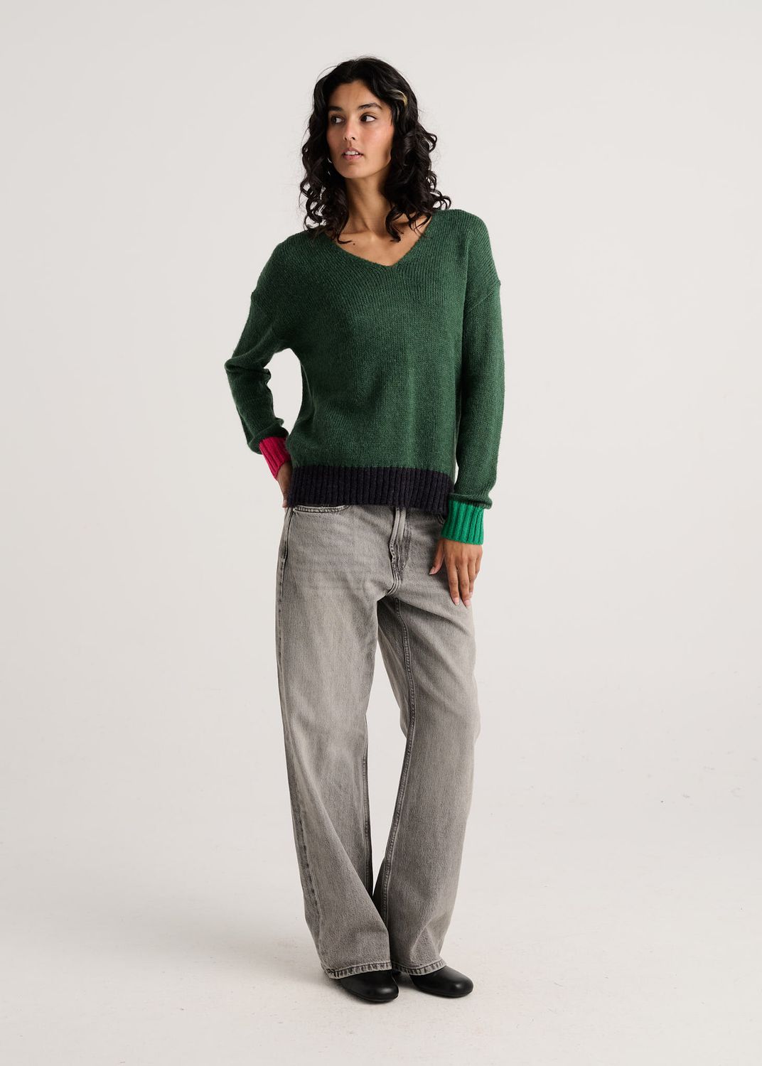 Zaket + Plover Contrast Trim V-Neck