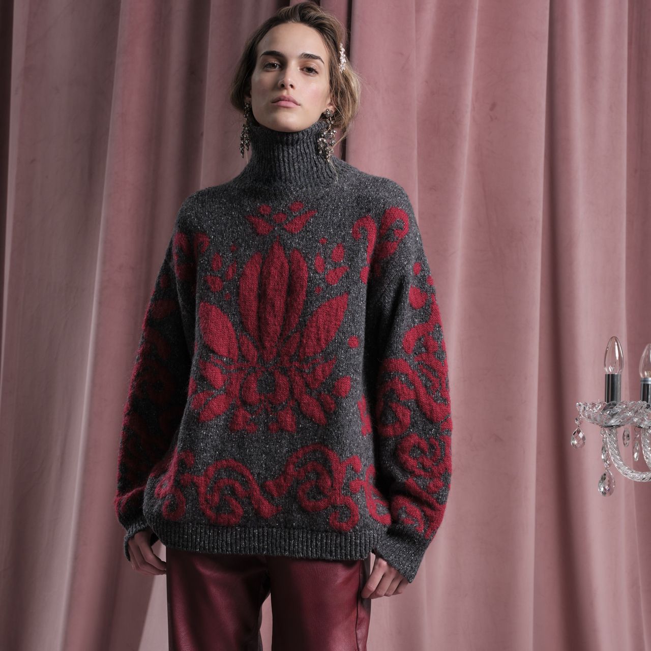 Floor Turtleneck Sweater with Red Motif, Color: Grey/Wine, Size: XS