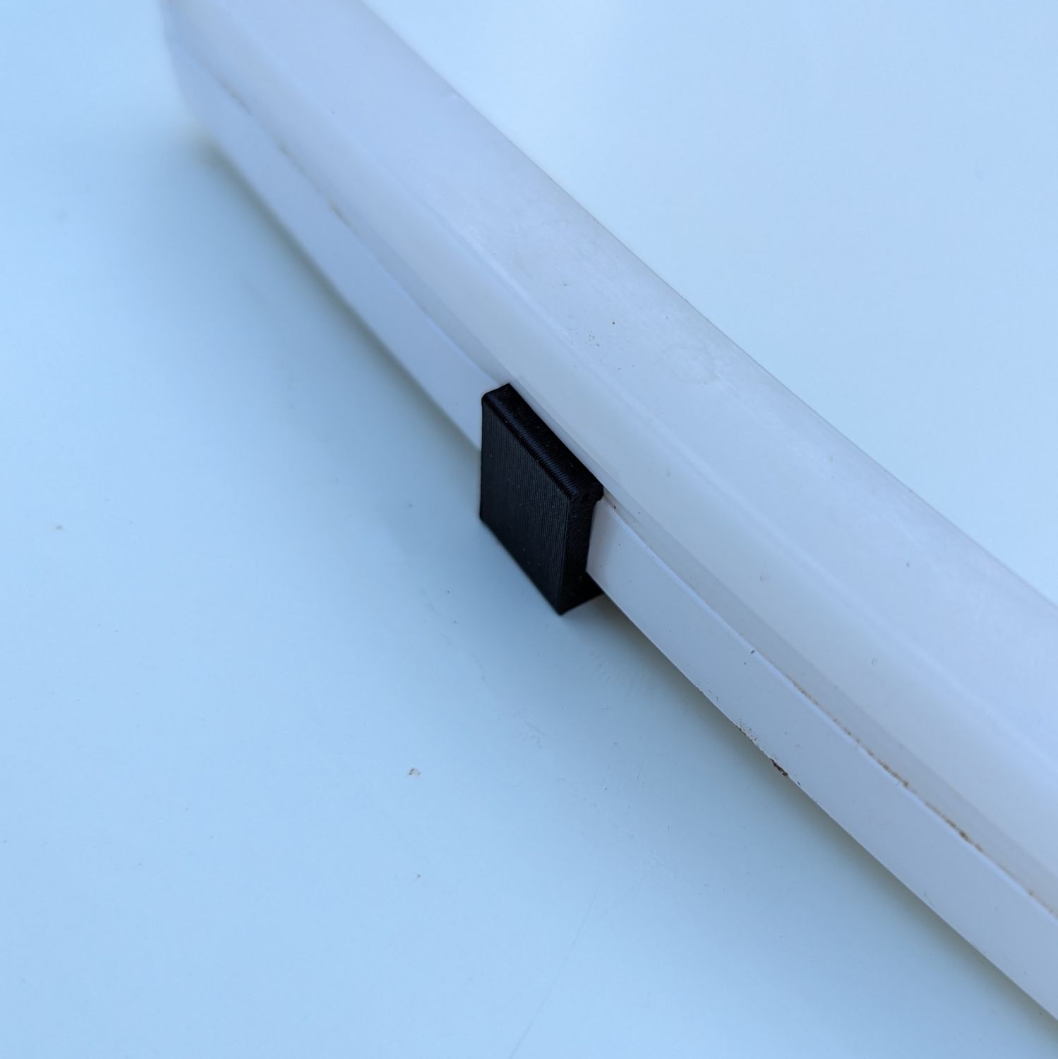 Philips Hue Outdoor Lightstrip: Clip for screwing