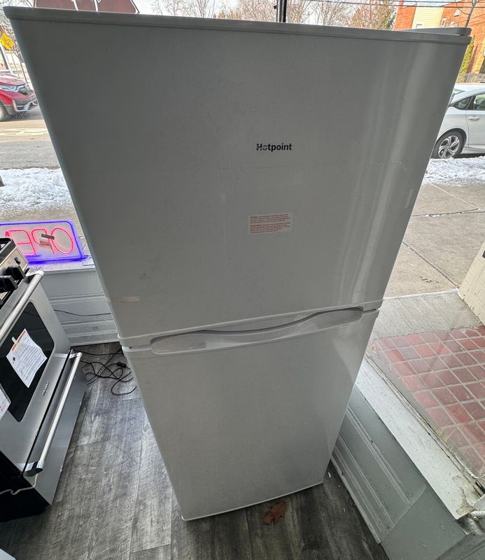 Hotpoint 24" Top Freezer Refrigerator