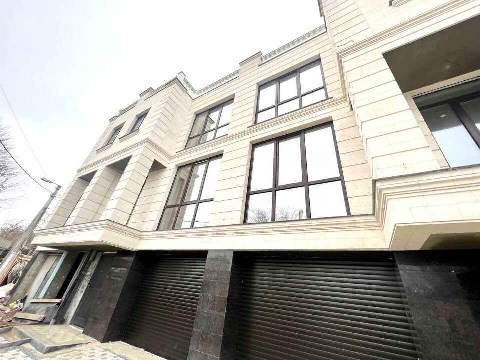 ​Oferim spre vînzare un townhouse în 3 nivele + terasă cu panoramă spre oraș!