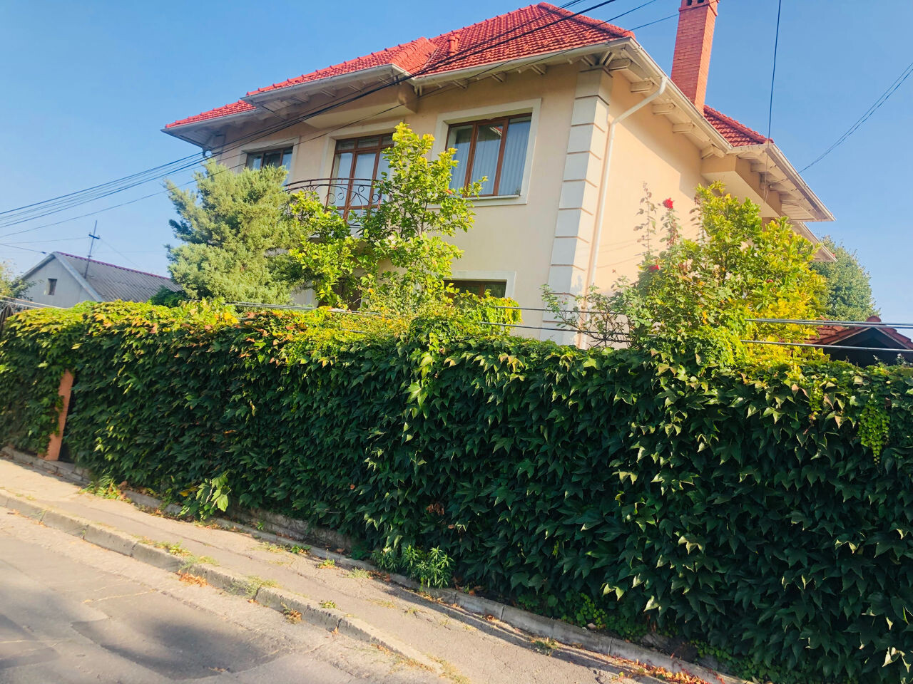 Casa de locuit spațioasă pe 3 nivele cu grădină și garaj