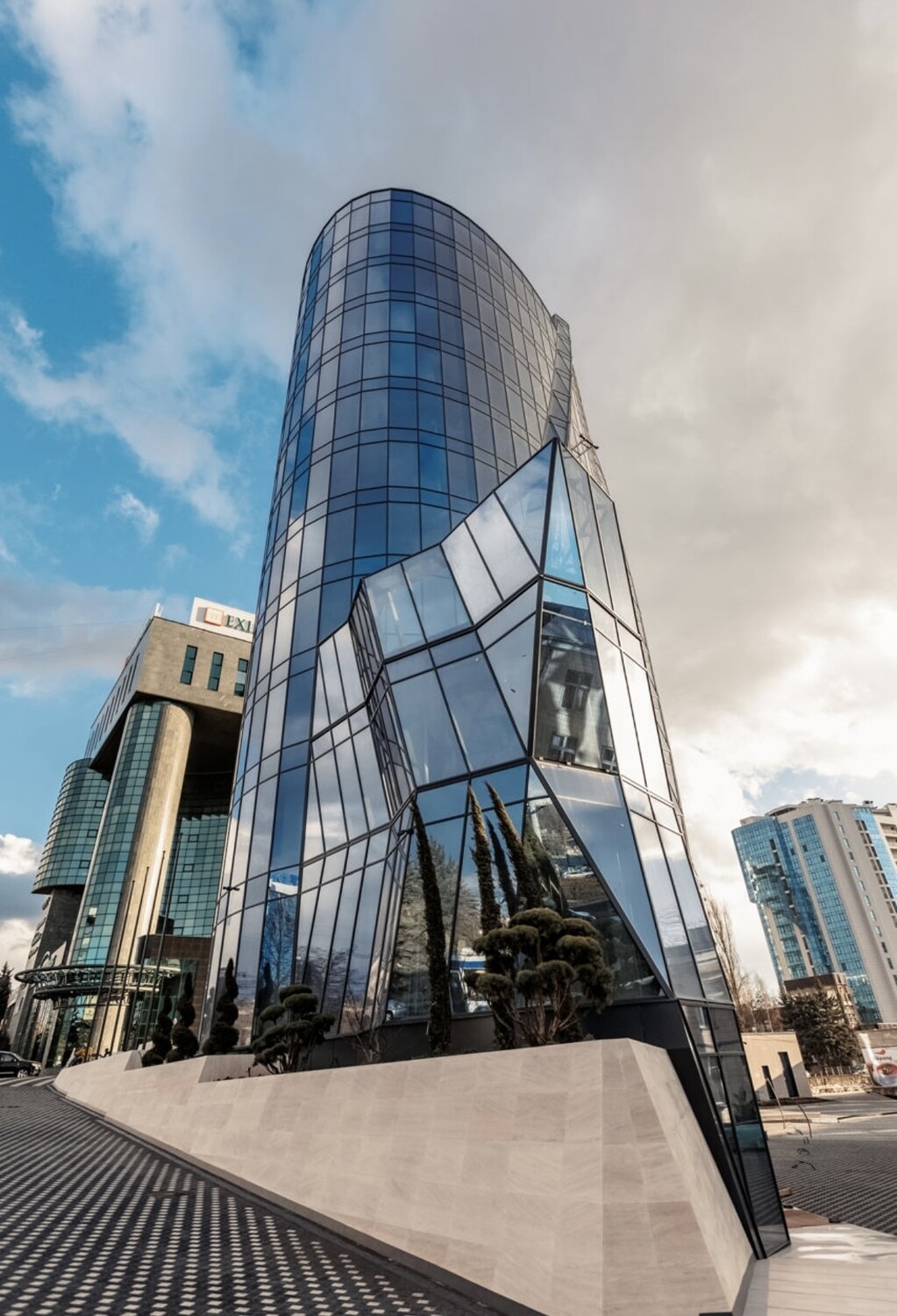 Spre închiriere spațiu comercial în complexul Inamstro Infinity Tower.