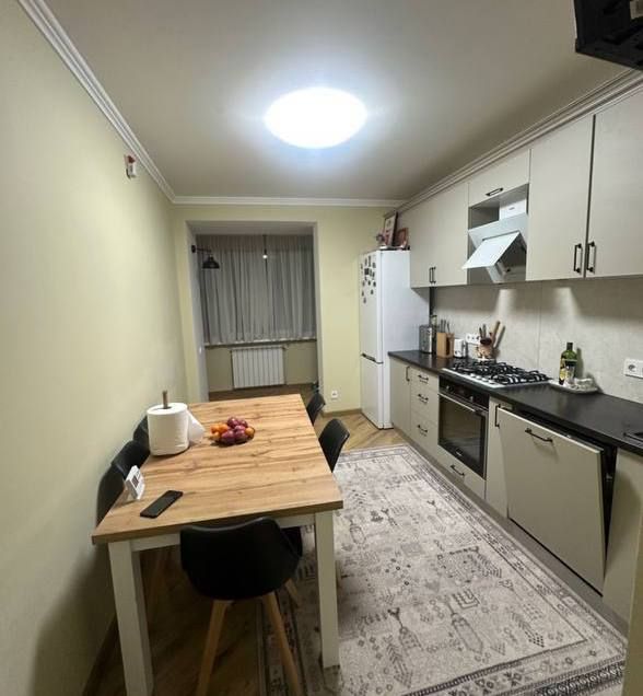 Vânzare apartament două odăi plus living ,  Euroreparație , Albișoara, Exfactor.