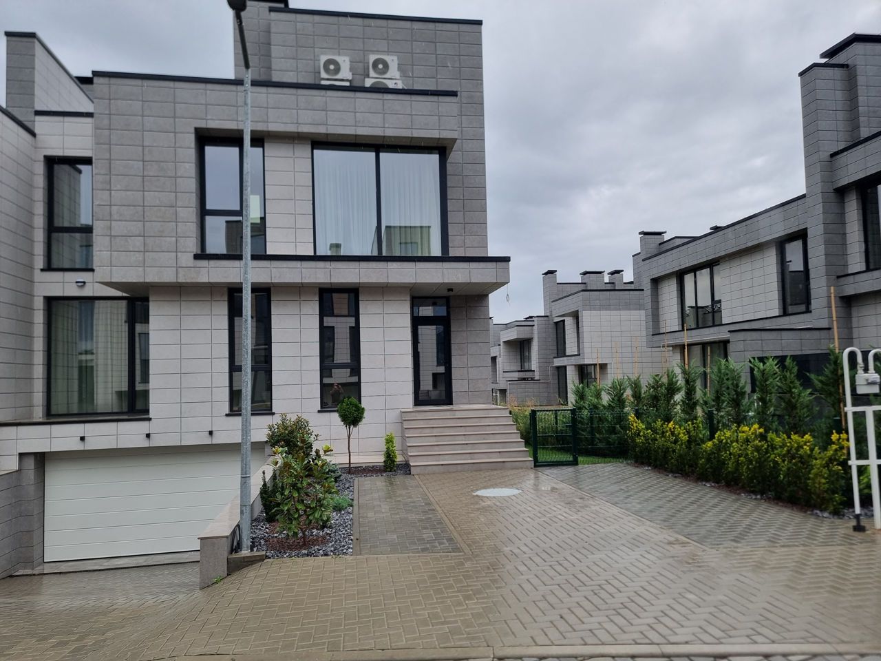 Vânzare duplex superb - situat într-o zonă liniștită în sectorul Botanica, Poiana Pinului