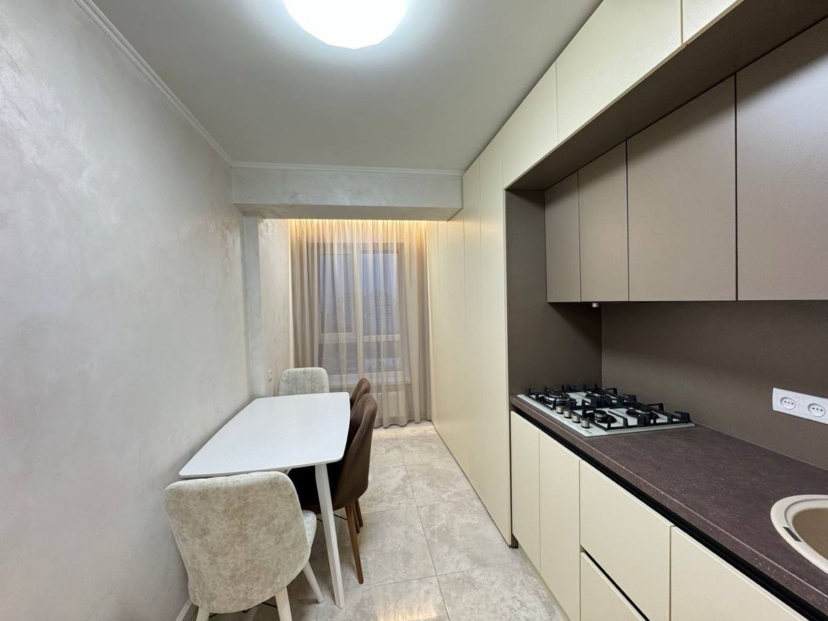 ​Apartament 1 camera ,  Euroreparație , Centru str. Nicolae Testemițeanu.