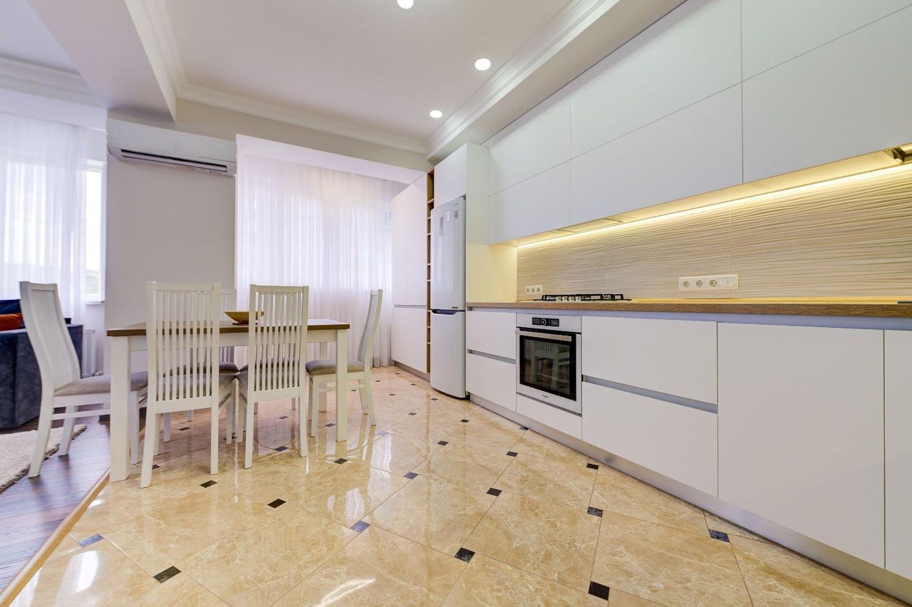 ​Apartament 2 camere 80m2 ,  Centru ,str. Constantin Vârnav.