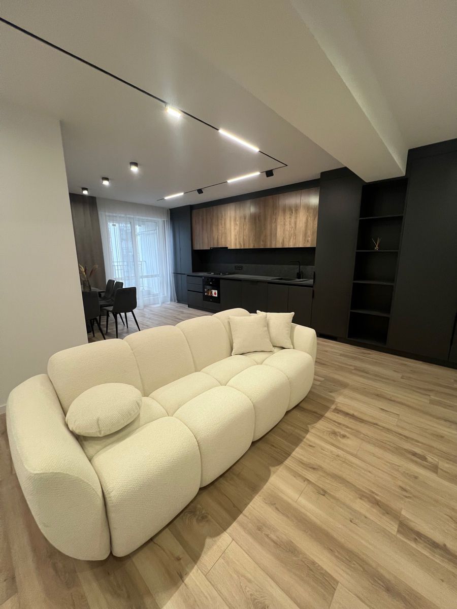 Vânzare Apartament, 2 camera Plus Living, Euroreparație , Centru.