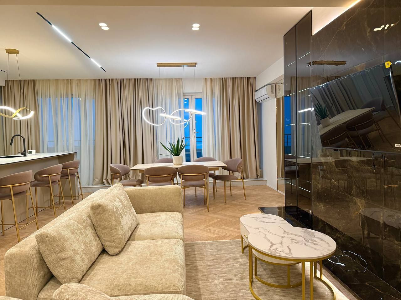 Apartament cu 2 camere cu zonă de living și o terasă, Centru, Club house, Inamstro!