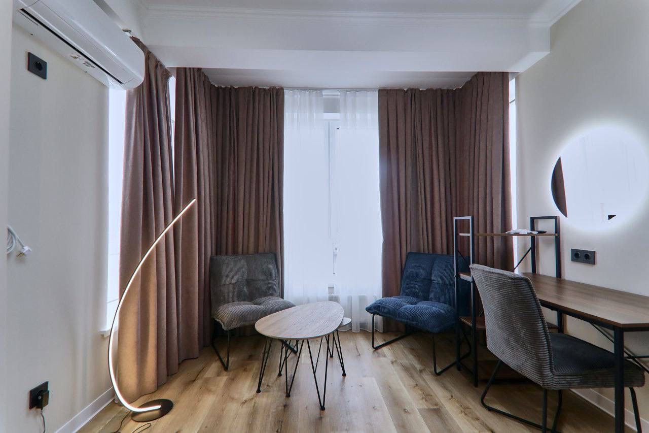 Vânzare apartament două odăi plus living ,  Euroreparație , Botanica