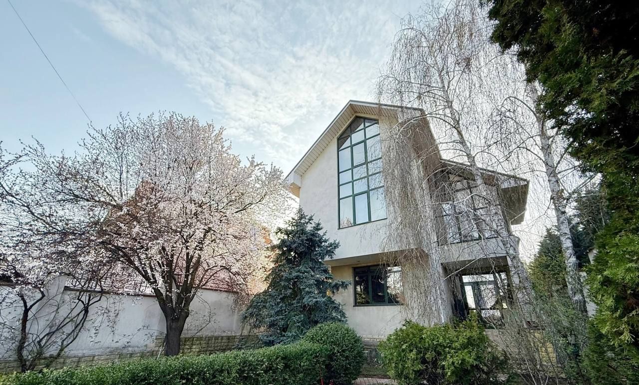 Casa de vânzare! În 3 Nivele + 4 ari Botanica.