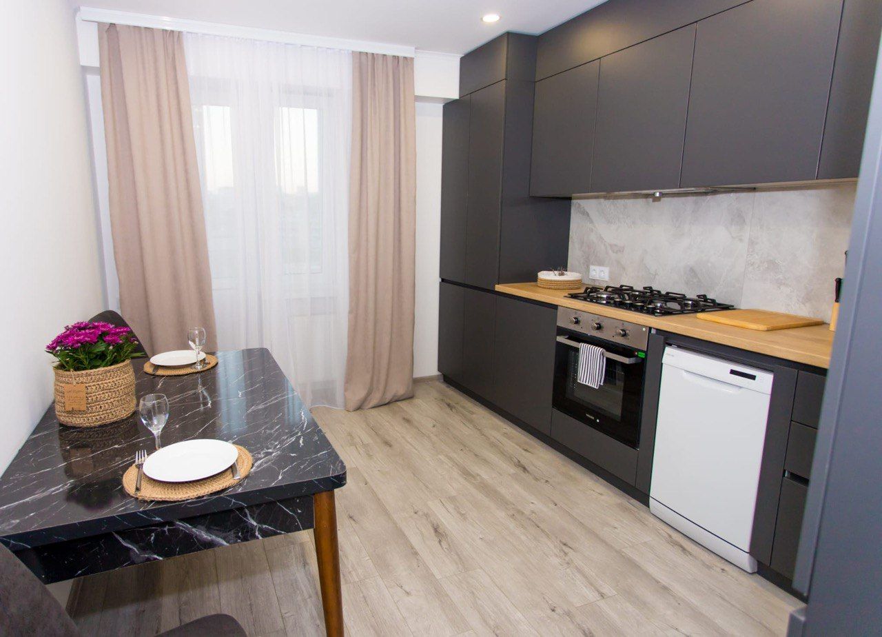 ​Apartament 2 camere ,  Euroreparație , Centru str. Nicolae Testemițeanu.