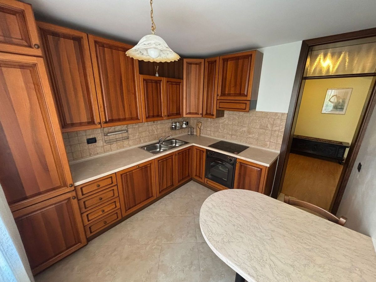 ​Apartament 3 camere ,  Euroreparație , Center, str Valea Trandafirilor.