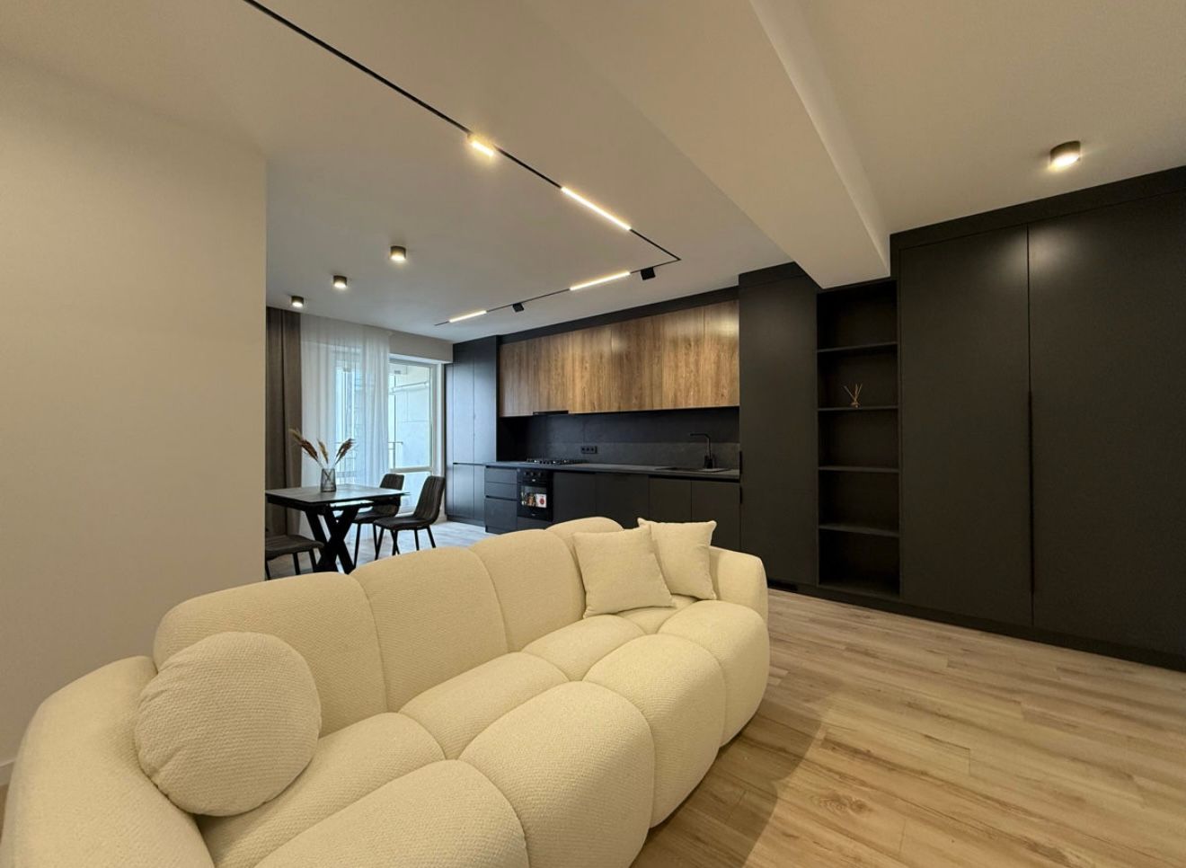 Vânzare Apartament, 2 camera Plus Living, Euroreparație , Centru.