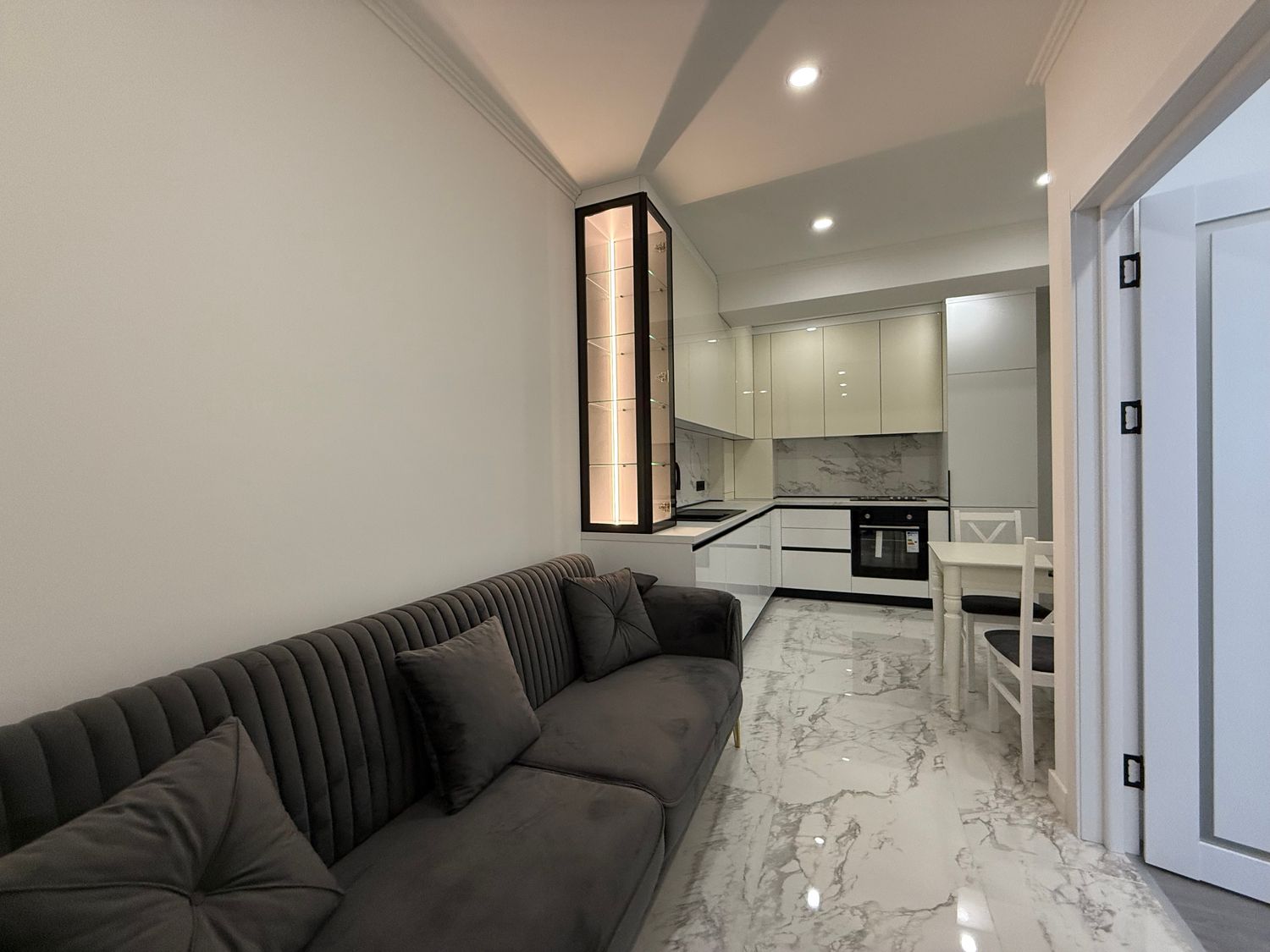 Vânzare apartament cu 2 camere plus living, Euroreparație , Centru, strada Calea Ieșilor 6