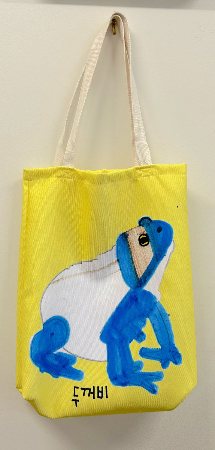 Frog tote by Su Won Cho