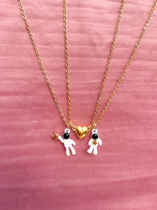 Collares Magnéticos Dorados de Astronautas