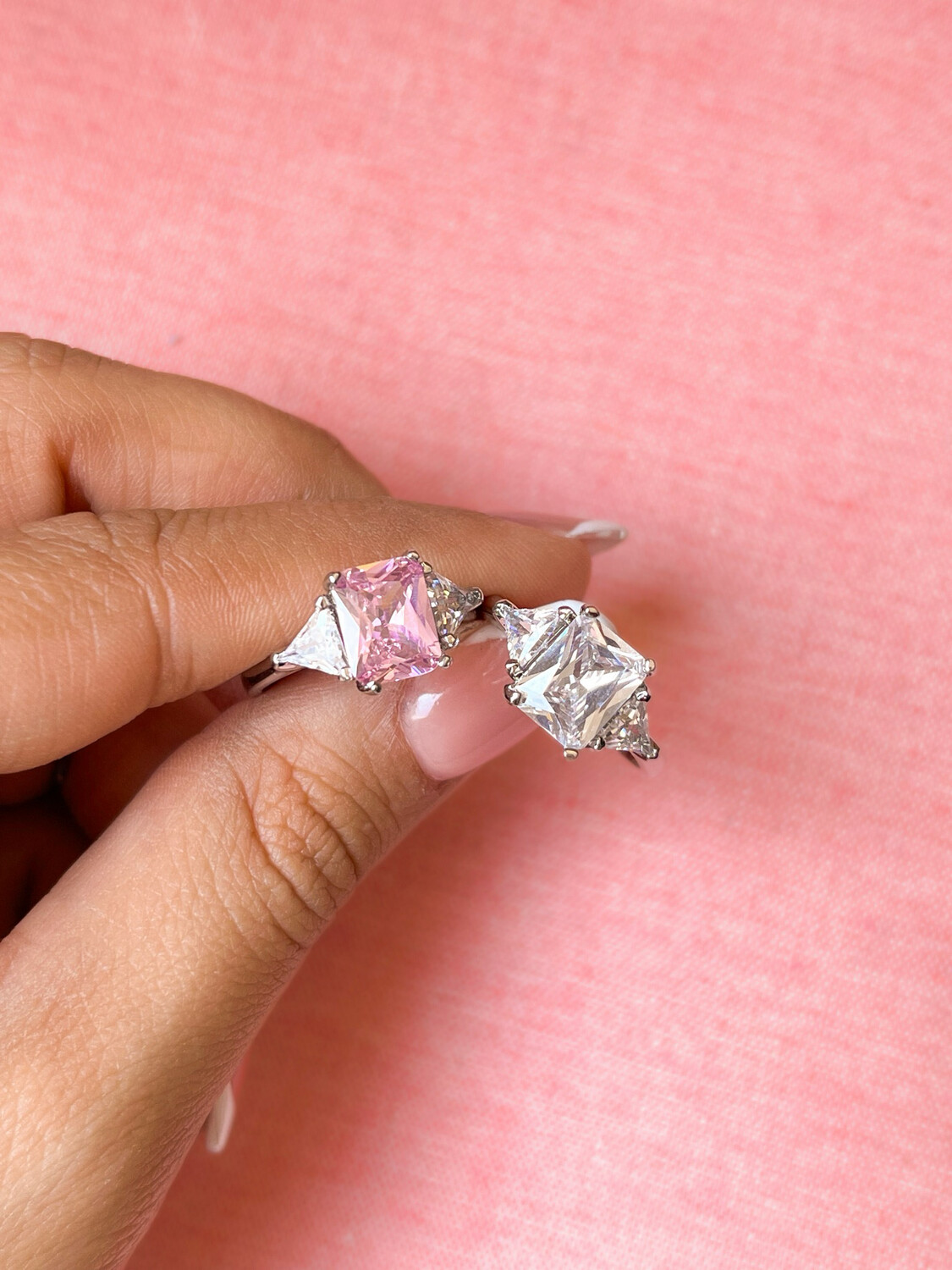 Anillo Plateado de Tres Circonias Grandes