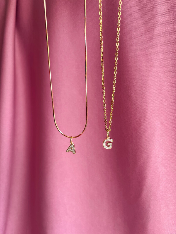 Collar con Inicial de Circonia