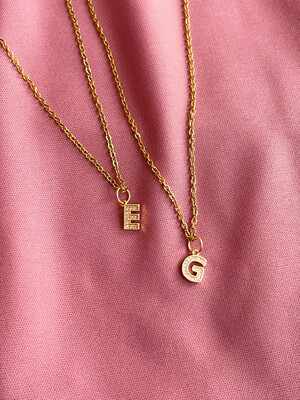 Collar con Inicial de Circonia