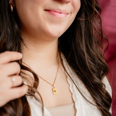 Collar con Medalla Cuadrada
