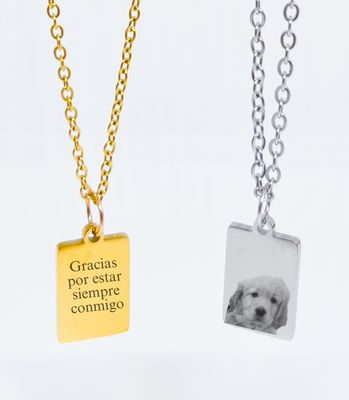 Collar con Medalla Cuadrada