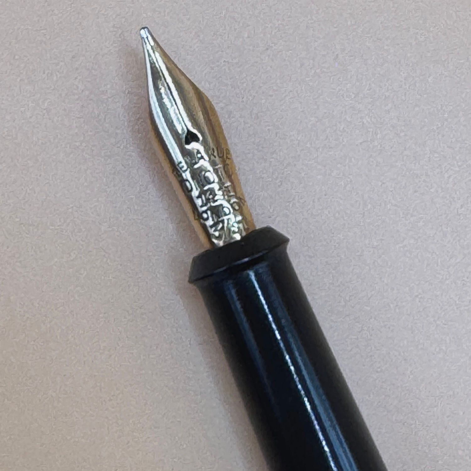Onoto 5601 black chased with gold trim