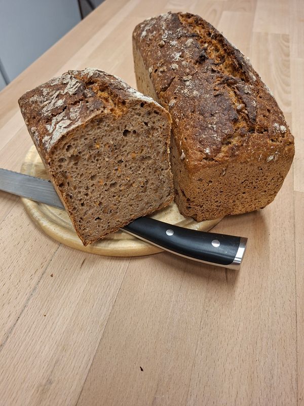 Dinkelvollkornbrot mit Sonnenblumenkernen Dinkelvollkornbrot mit Sonnenblumenkernen