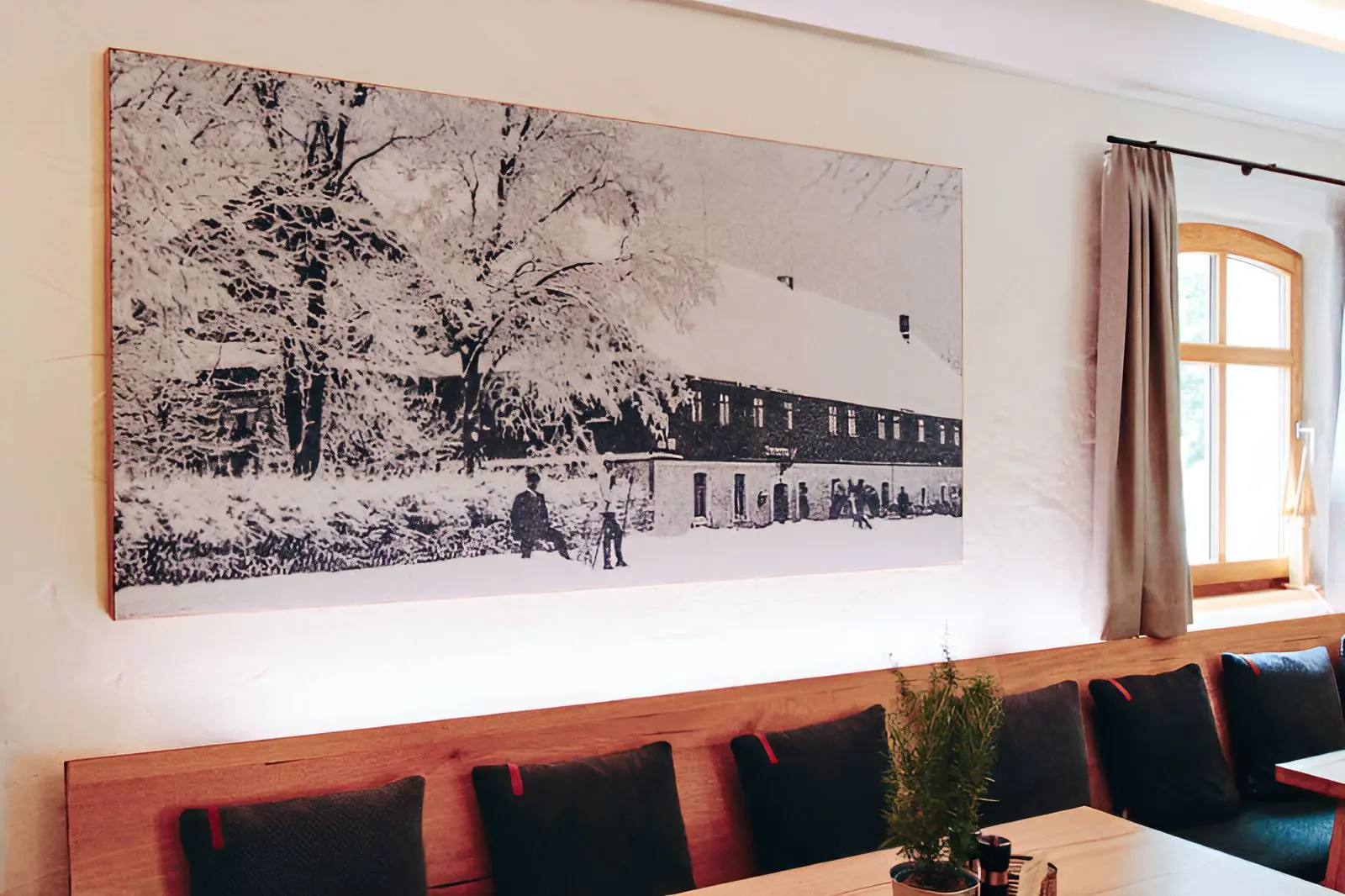 Individuelles Akustikbild in einem Hotel mit dem Motiv einer Schneelandschaft in einem Holzrahmen i… Individuelles Akustikbild in einem Hotel mit dem Motiv einer Schneelandschaft in einem Holzrahmen i…