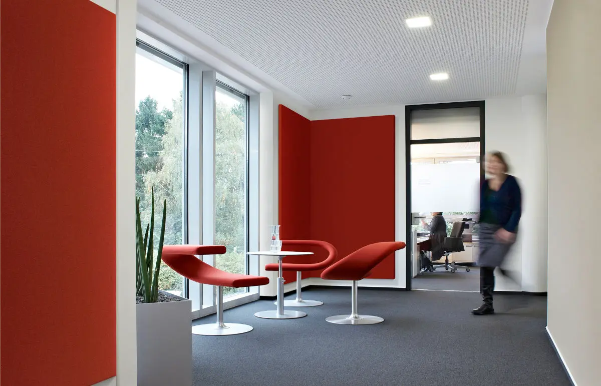 Akustik-Wandpaneele »Wall Cover« in einer Raumecke zur Eliminierung von Nachhall und störenden Geräuschen Akustik-Wandpaneele »Wall Cover« in einer Raumecke zur Eliminierung von Nachhall und störenden Geräuschen