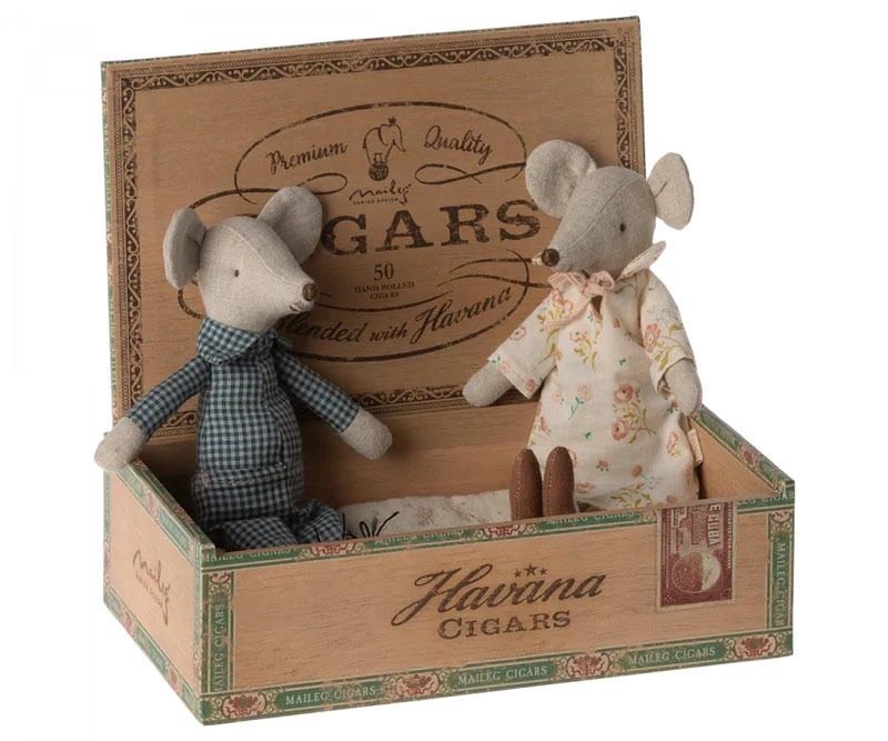 Mum &amp; Dad Mice in Cigarbox