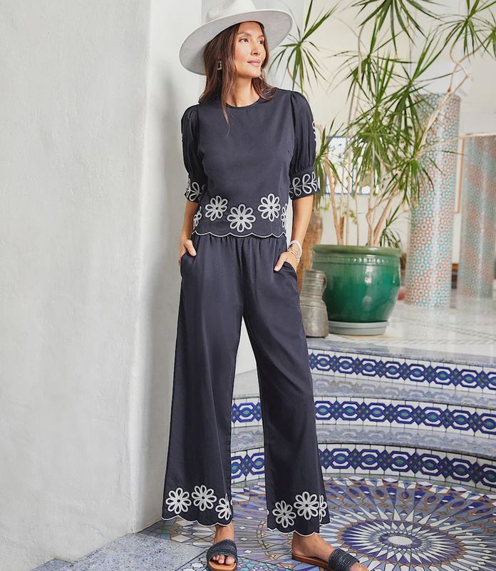 3/4 Sleeve Embroidered Scallop Top